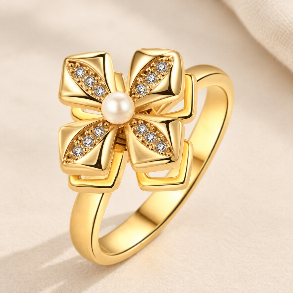 Bague dorée sur fond naturel ivoire