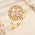 Bague fleur aux pierres rose blush atténuées