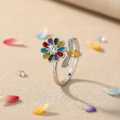 Bague Fleur Arc-en-ciel sur fond lin beige