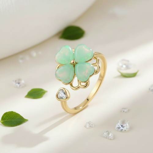 Bague trèfle porte-bonheur opale vert menthe et monture dorée sur fond neutre